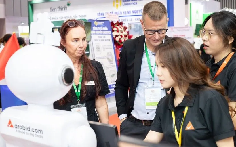 Khách quốc tế trải nghiệm công nghệ triển lãm trực tuyến do doanh nghiệp Việt Nam phát triển - Arobid TradeXpo.